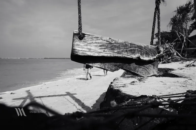 Foto ayunan terbengkalai